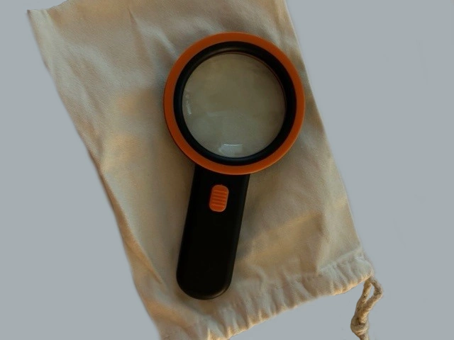 Lupe mit Licht für Senioren